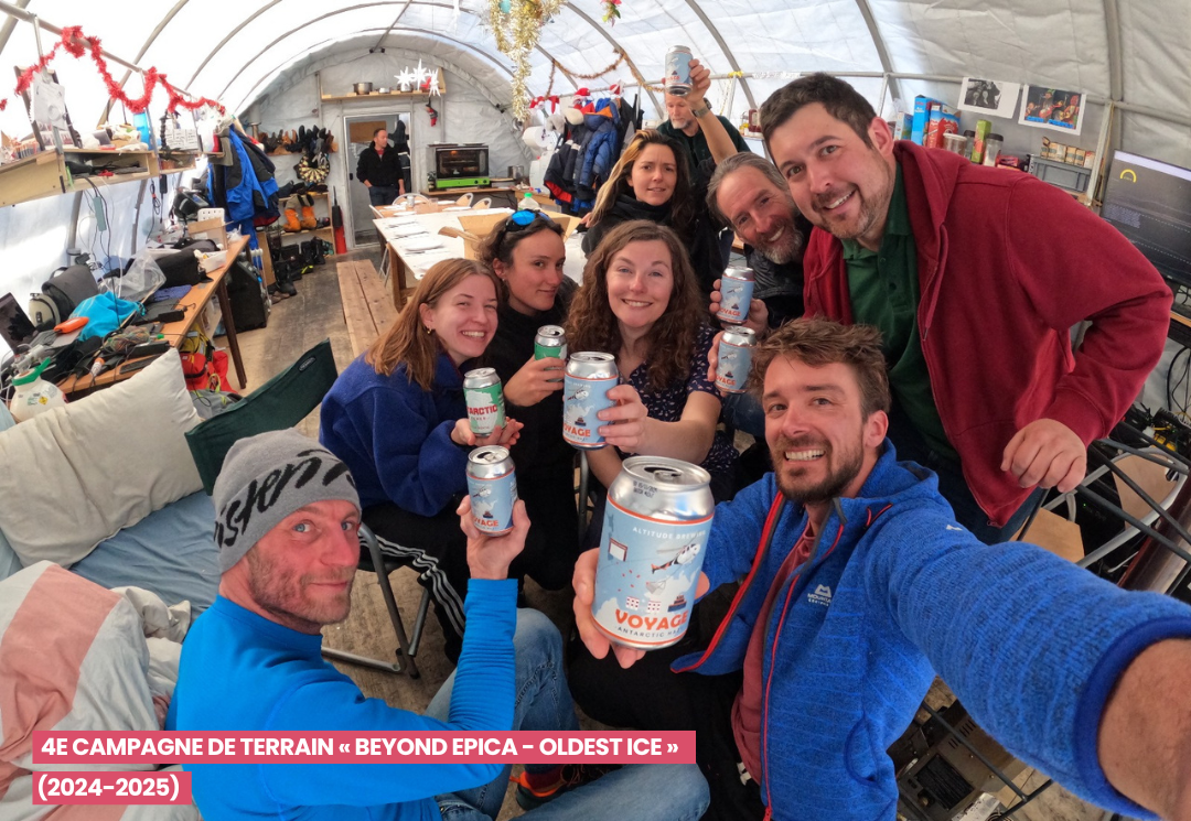 Selfie d'une équipe de chercheur.euse.s, trinquant ensemble en Antarctique