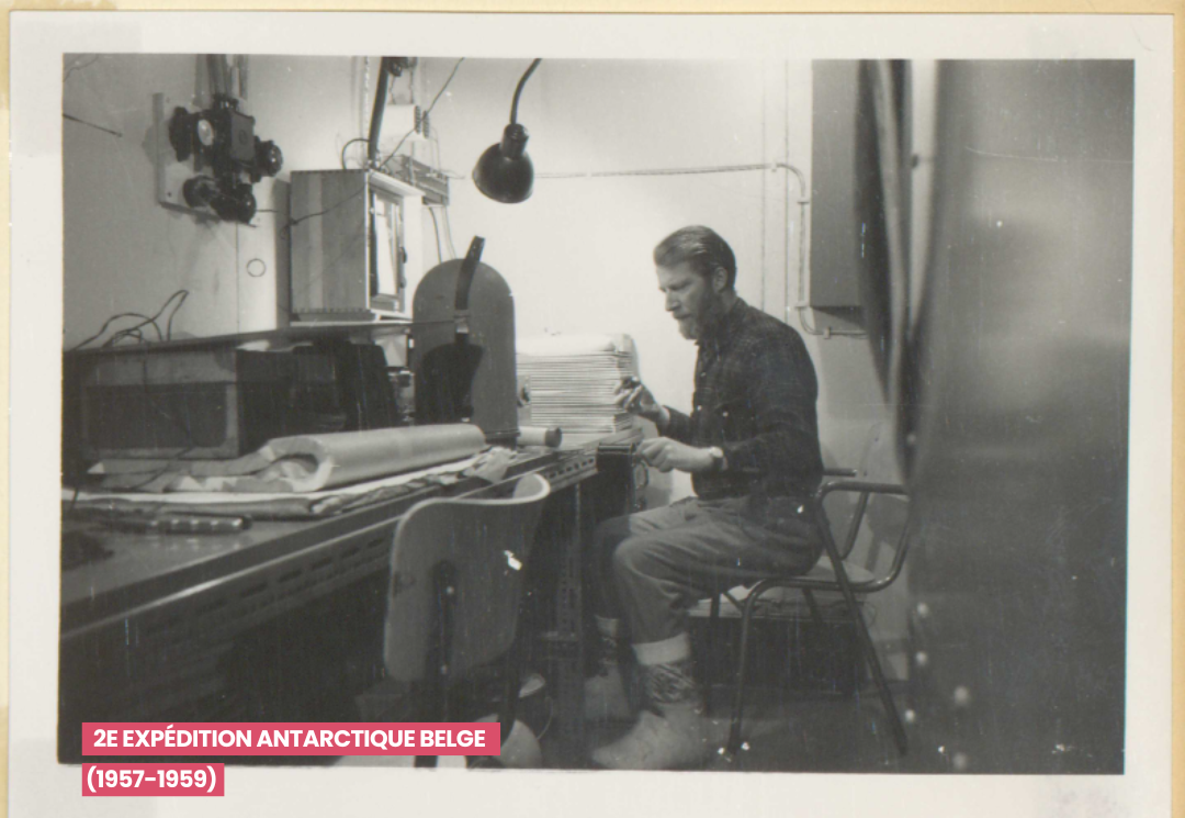 Chercheur travaillant à un bureau en Antarctique (1957-59)