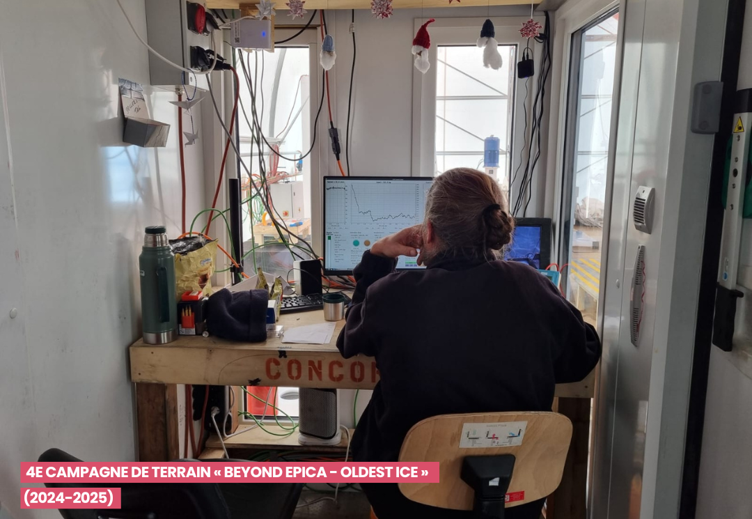 Chercheur travaillant à un bureau en Antarctique (2024-25)