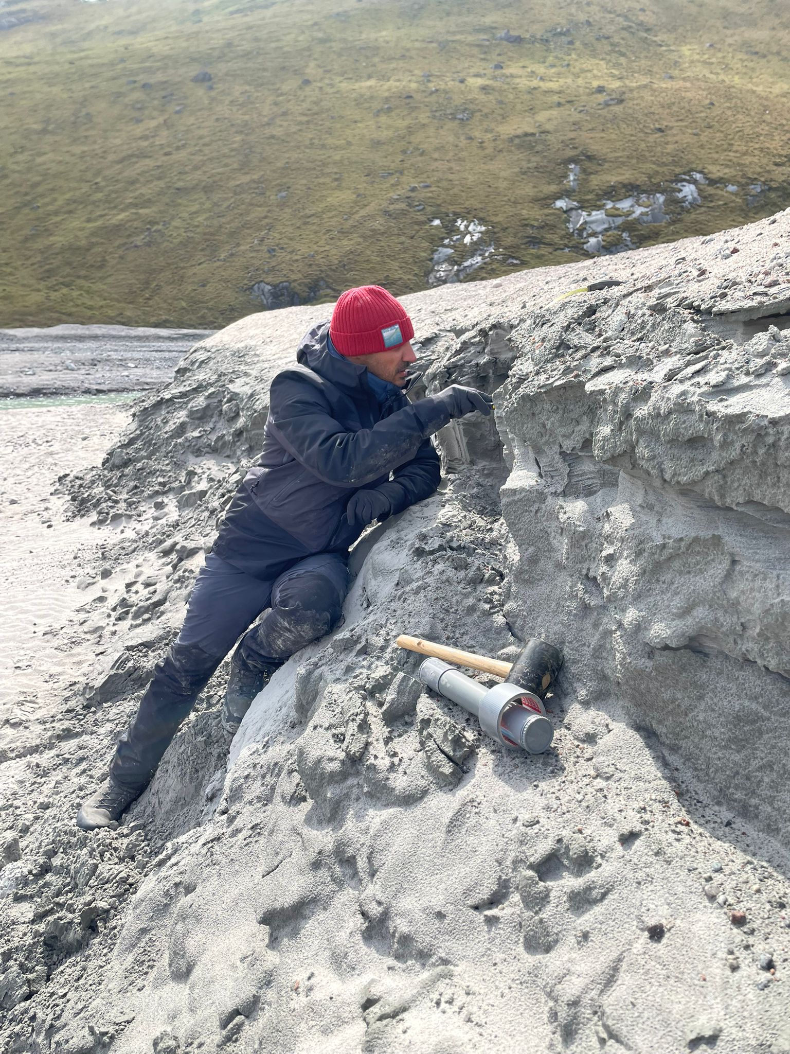 Mathia Sabino en train de prélever des échantillons au Groeland